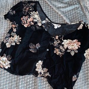 Kendall & Kylie floral short sleeve crop top!